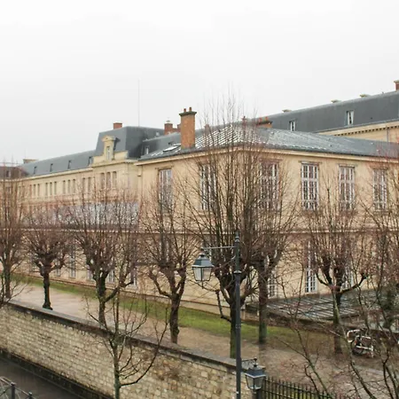 Modern In Near Paris Vanves