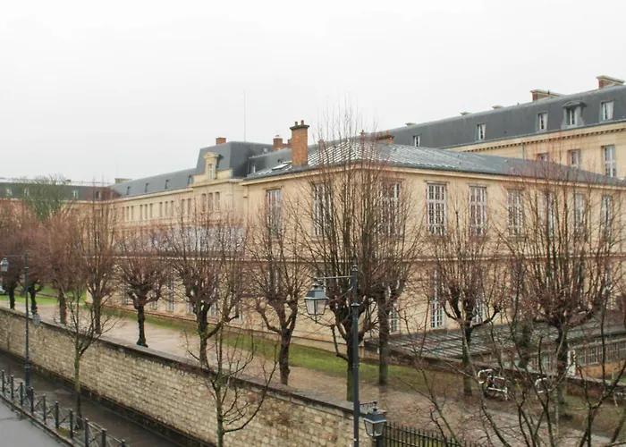 Modern In Near Paris Vanves